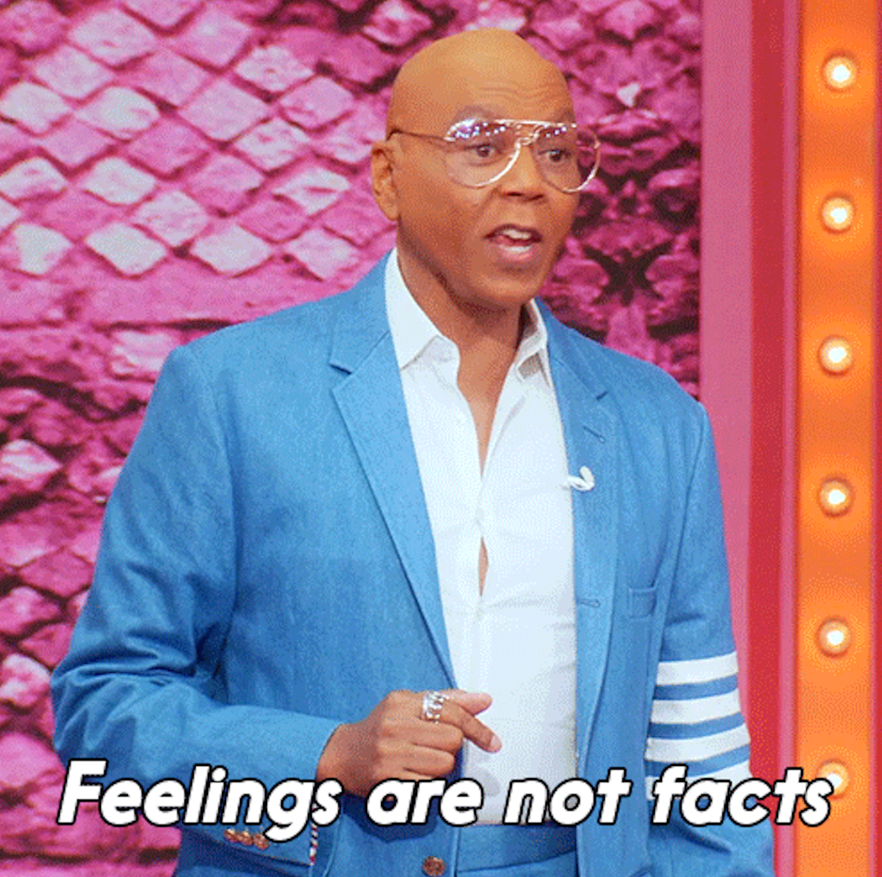 Person i en blå drakt med klare briller snakker, med tekstlesing & quot; følelser er ikke fakta & quot; Nederst på bildet