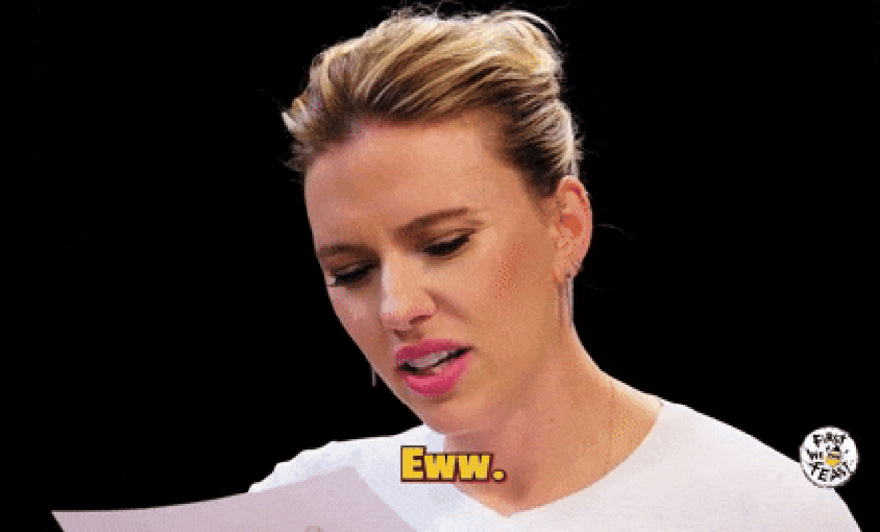 Person som leser et papir, rynker med et blikk av avsky, sier & quot; eww & quot; i gul tekst i bunnen