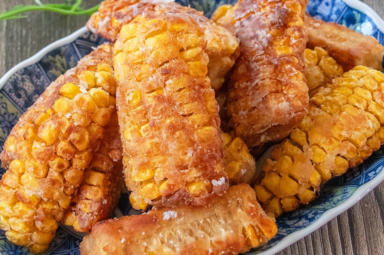 皿に盛られたとうもろこしの唐揚げ。