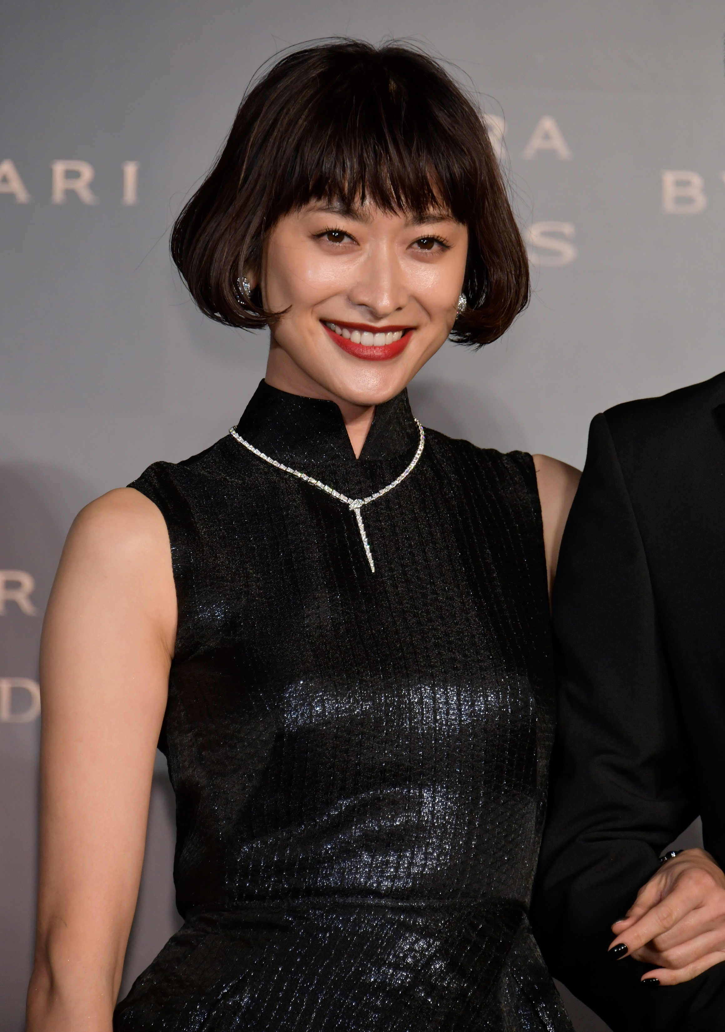 山田優「今年は17kg」大量のらっきょうを剥く姿に驚きの声「すごい