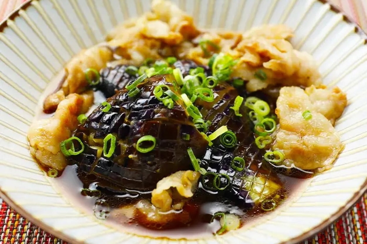 なすと豚バラ肉のめんつゆ煮が器に盛られ、小ネギがトッピングされている。