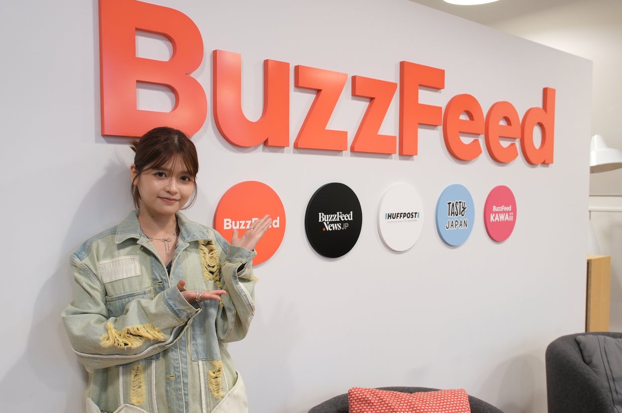 BuzzFeed Japanのロゴ前に立つ景井ひなさん(撮影:BuzzFeed Japan)