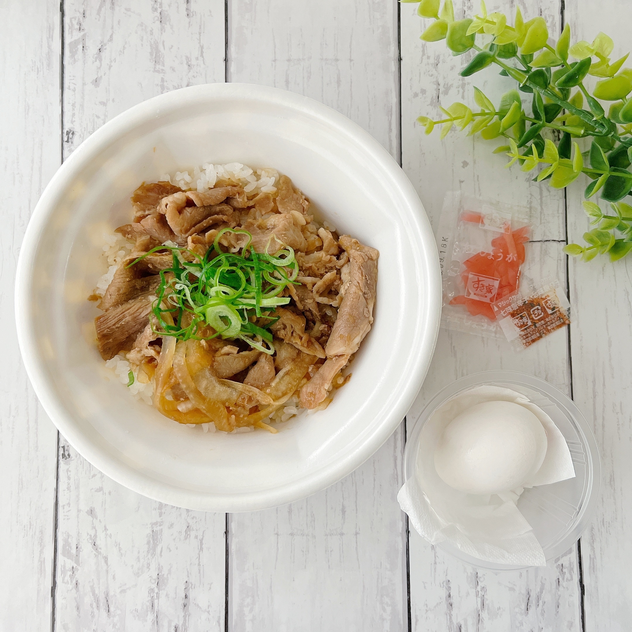 すき家の「おんたま豚生姜焼き丼」