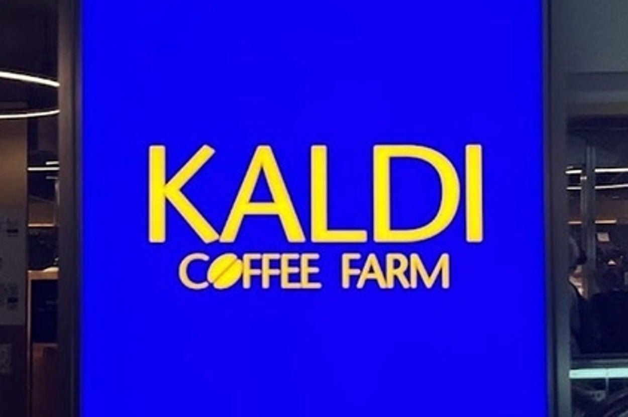 カフェ「カルディコーヒーファーム」の店頭サイン。