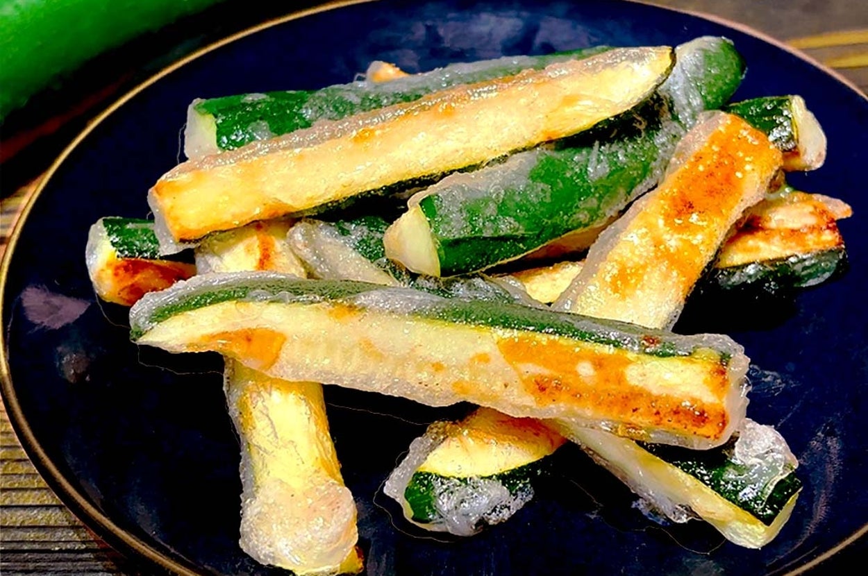お皿に盛られたズッキーニのソテー。カリッとした食感が特徴。