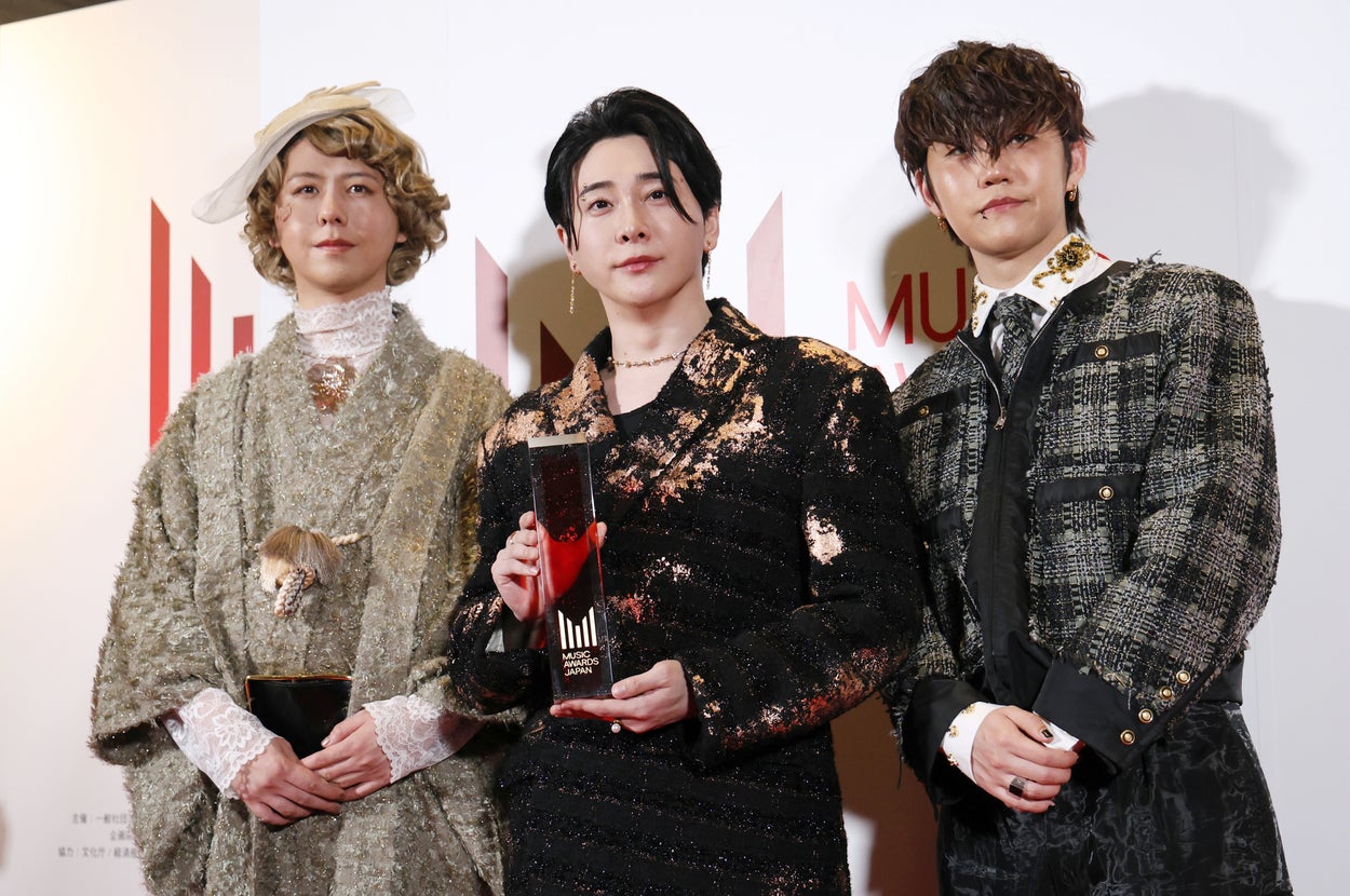 「Mrs. GREEN APPLE」(左)藤澤涼架さん、(中央)大森元貴さん、(右)若井滉斗さん(時事通信フォト)