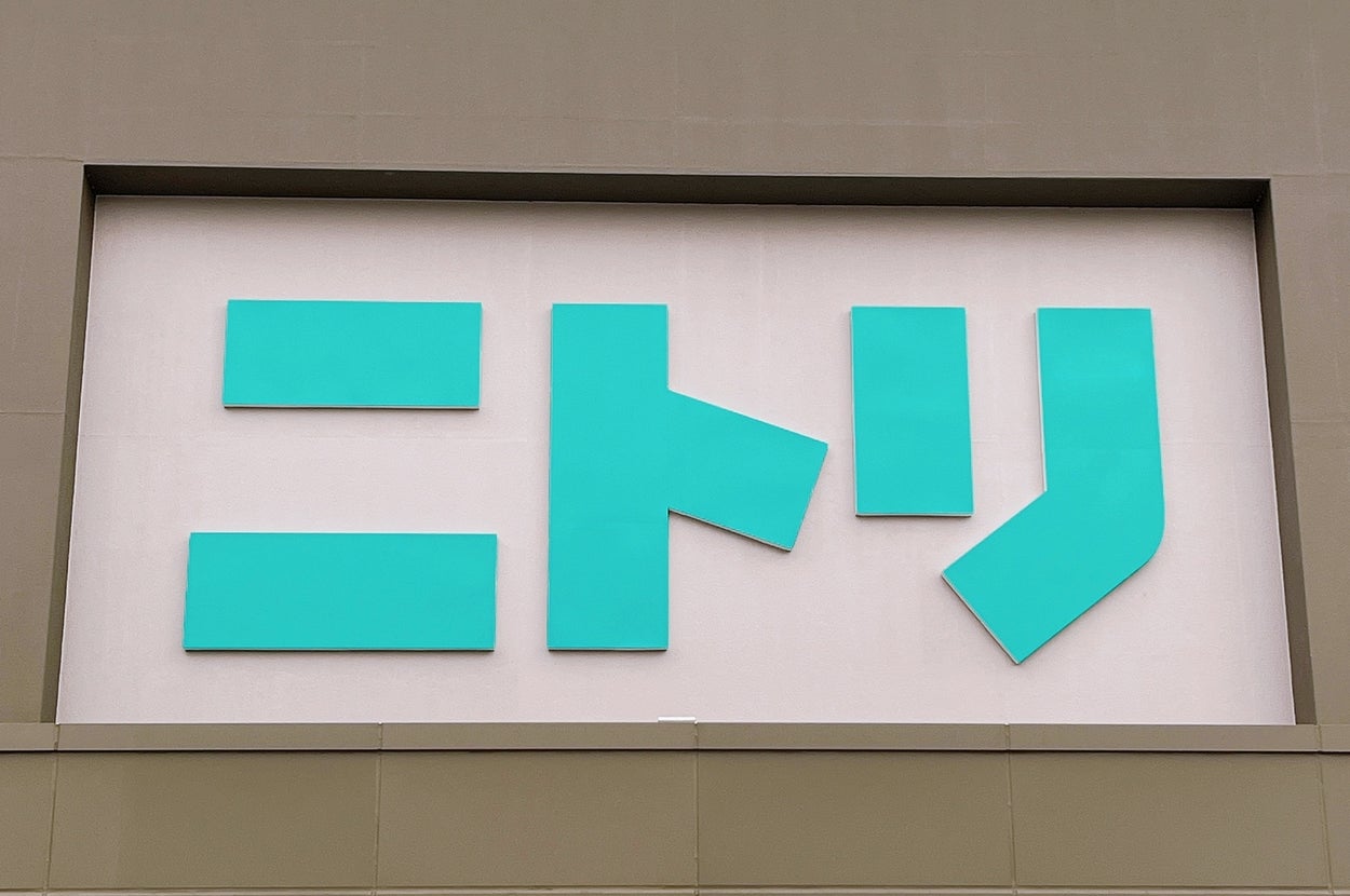 ニトリの建物の正面に大きなロゴが表示されています。