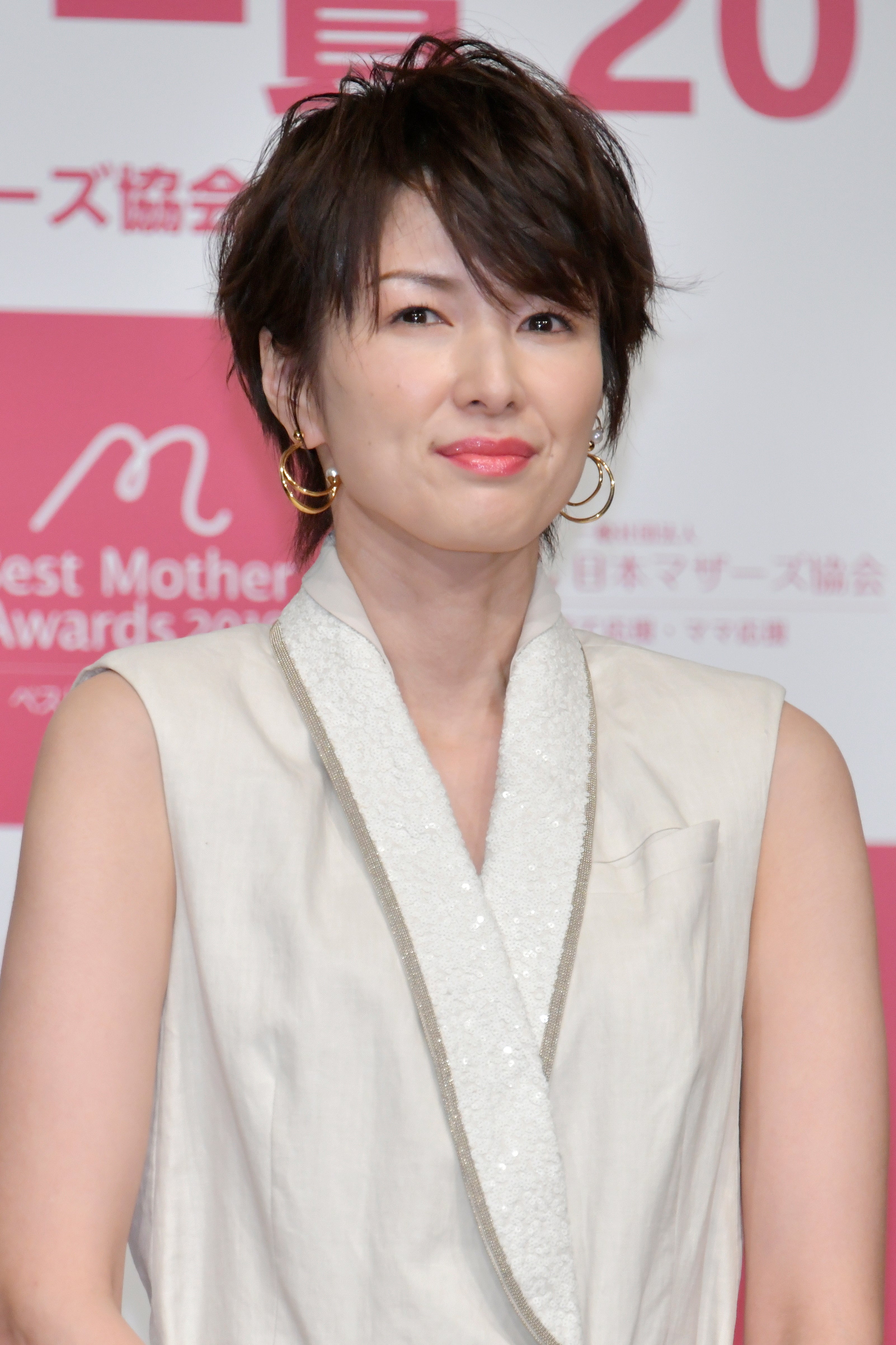毎日暑いので…」吉瀬美智子の“水遊び”ショットに「水着姿で最高