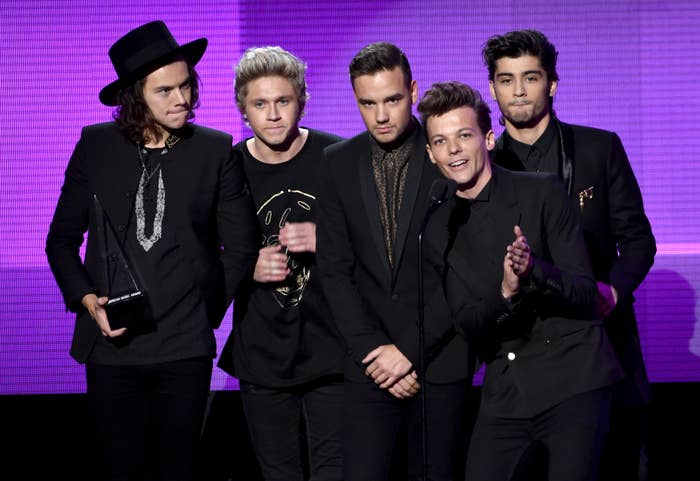 Harry Styles, Niall Horan, Liam Payne, Louis Tomlinson and Zayn Malik connected  stage, holding an award