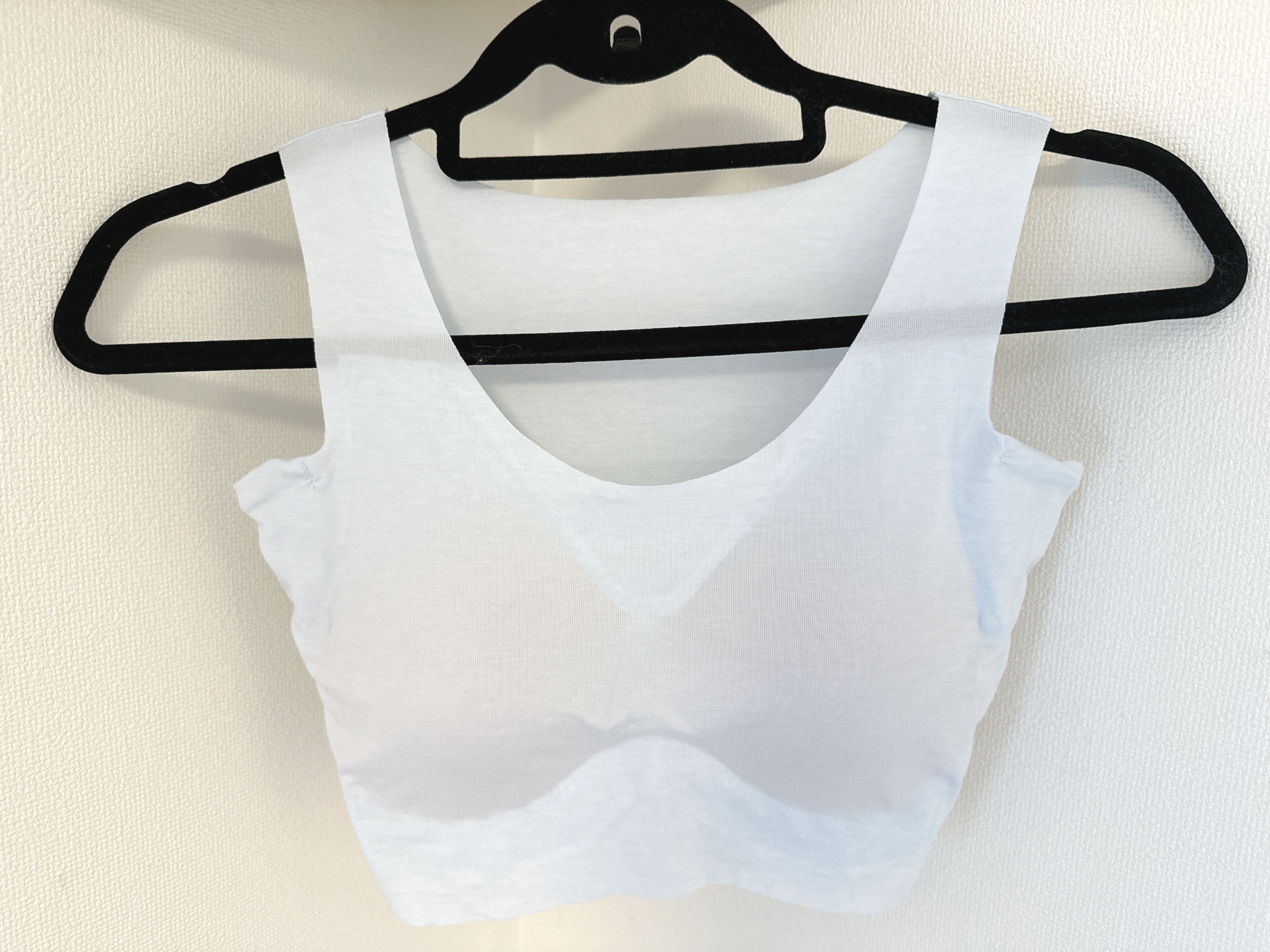 ハンガーにかかったシンプルなノースリーブトップス。