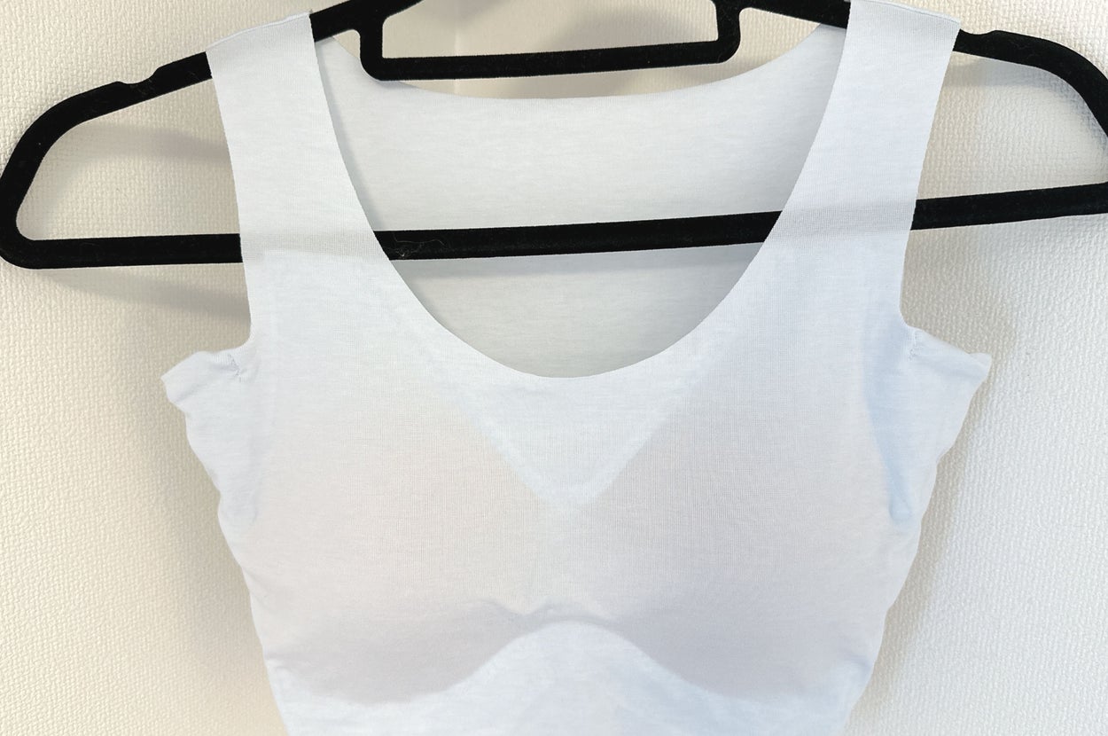 ハンガーにかかったシンプルなノースリーブトップス。