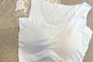 白いタンクトップがデザインされた袋に入っている。