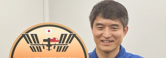 宇宙飛行士／ミッションマークを持つ大西卓哉さん（時事）