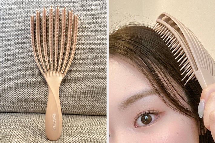 ベージュの櫛が、縁材で覆われた表面に置かれている。