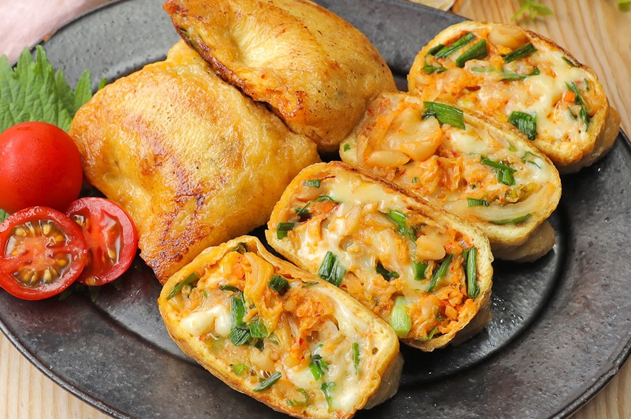 和風おかずプレート、チキンと野菜たっぷりの包み焼き料理、トマトの添え物付き。