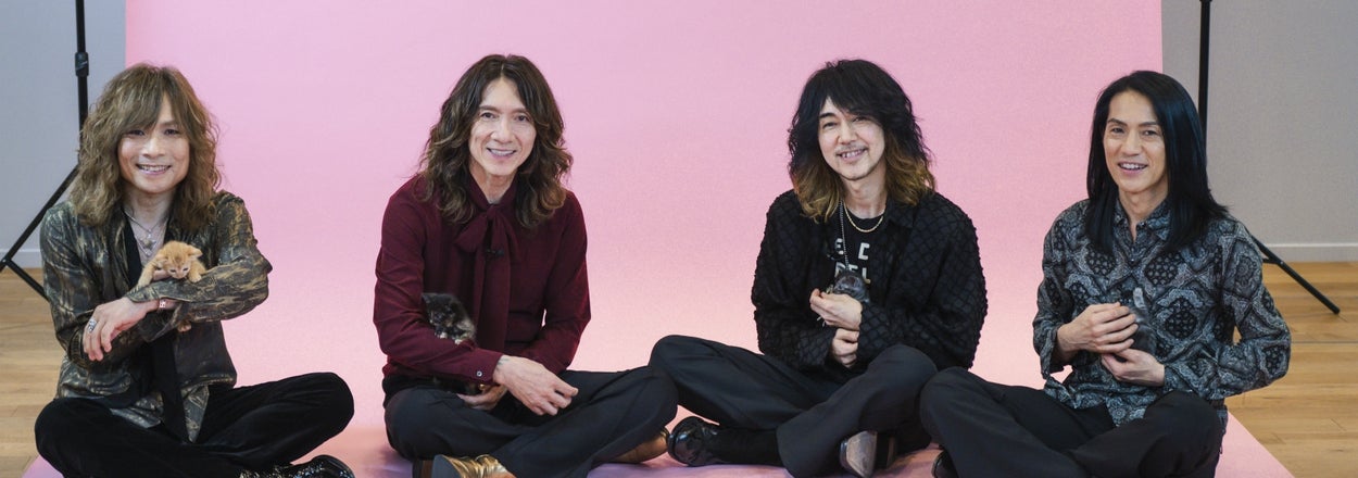 子猫を抱くTHE YELLOW MONKEYのメンバー(撮影:八尾武志)