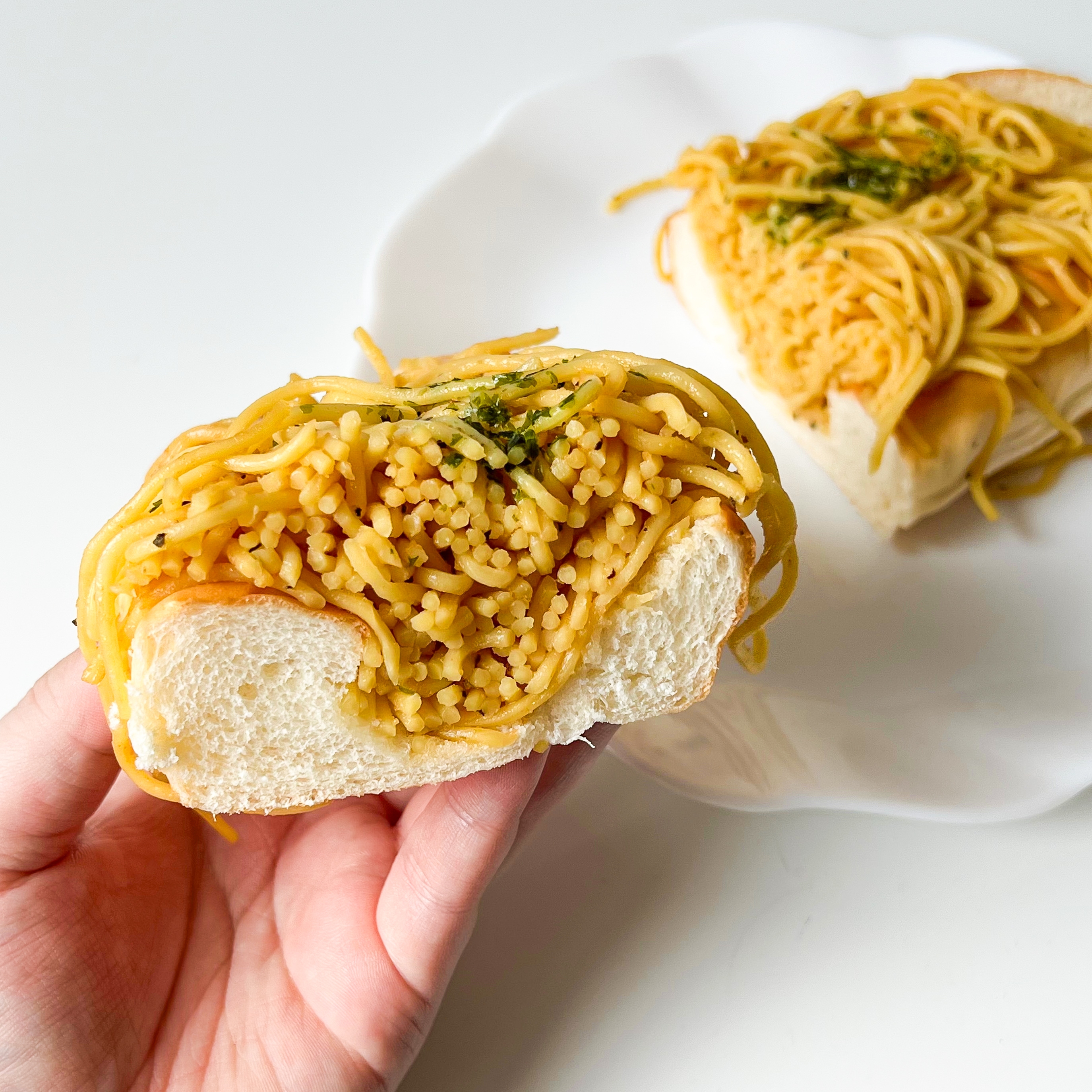 麺の量がバグってる…！ローソンの「てんこ盛り焼きそばパン