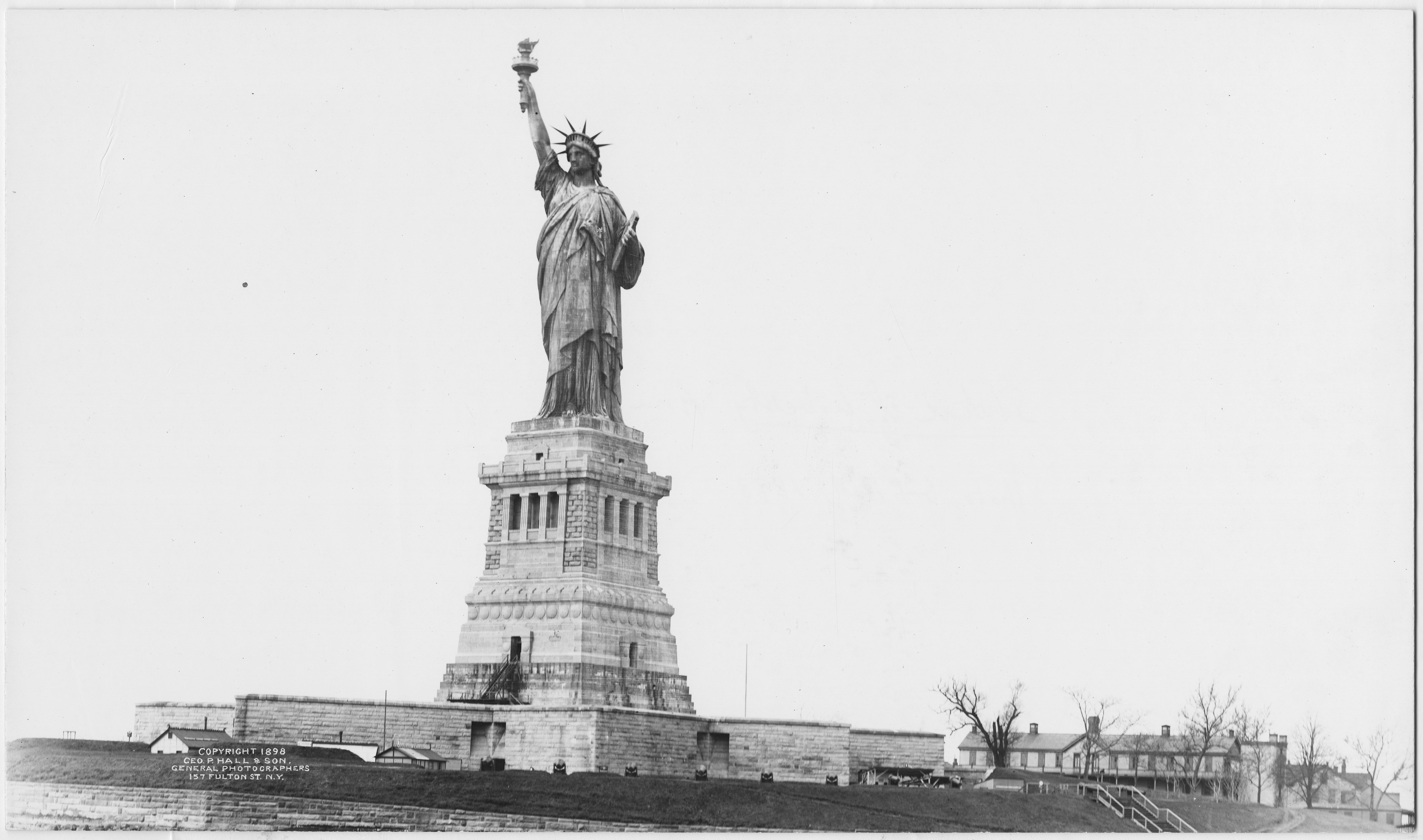 自由の女神が手で顔を…アメリカの