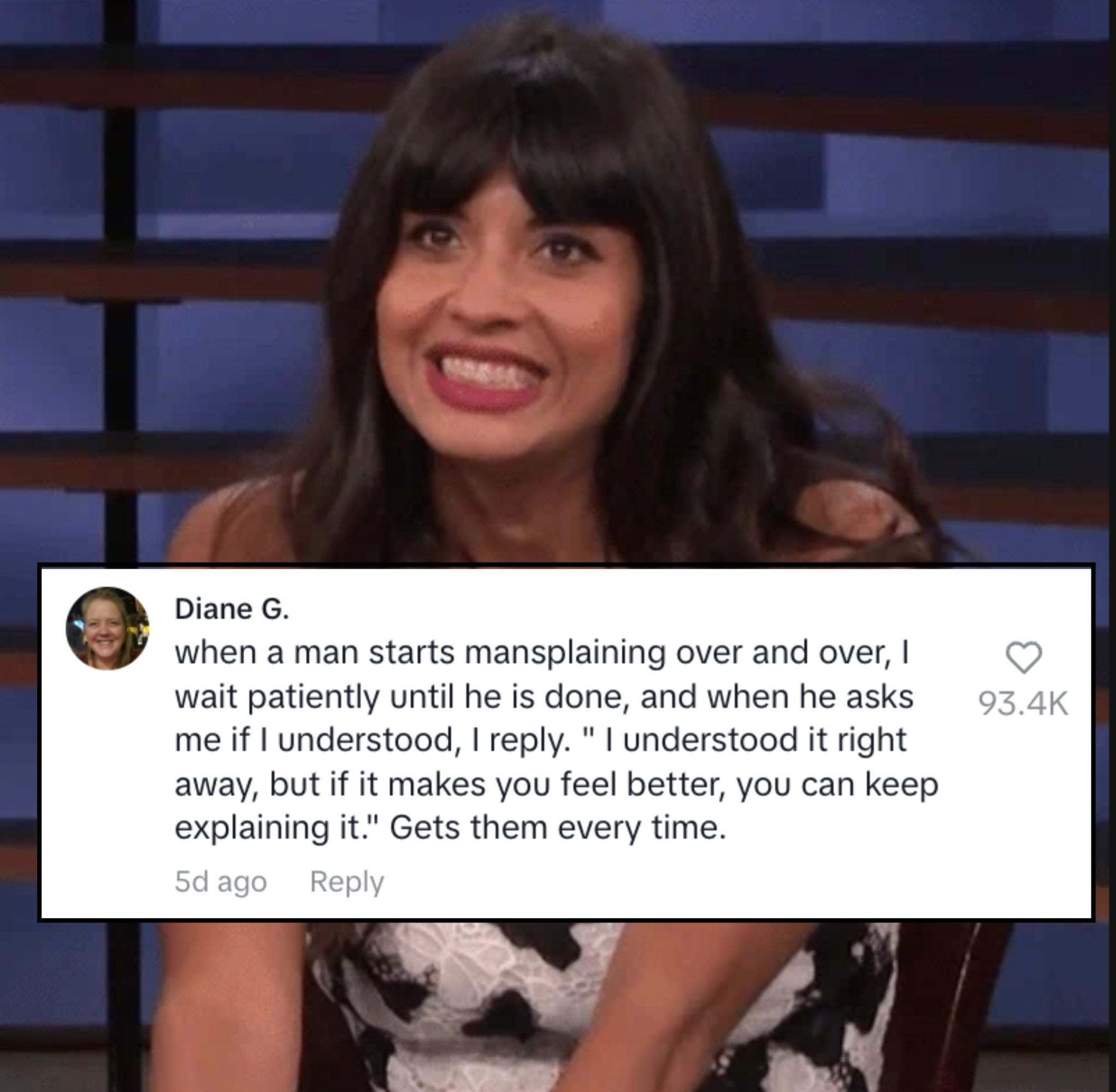 Person med langt hår smilende på et talkshow -sett, iført en stroppeløs kjole med et dristig mønster