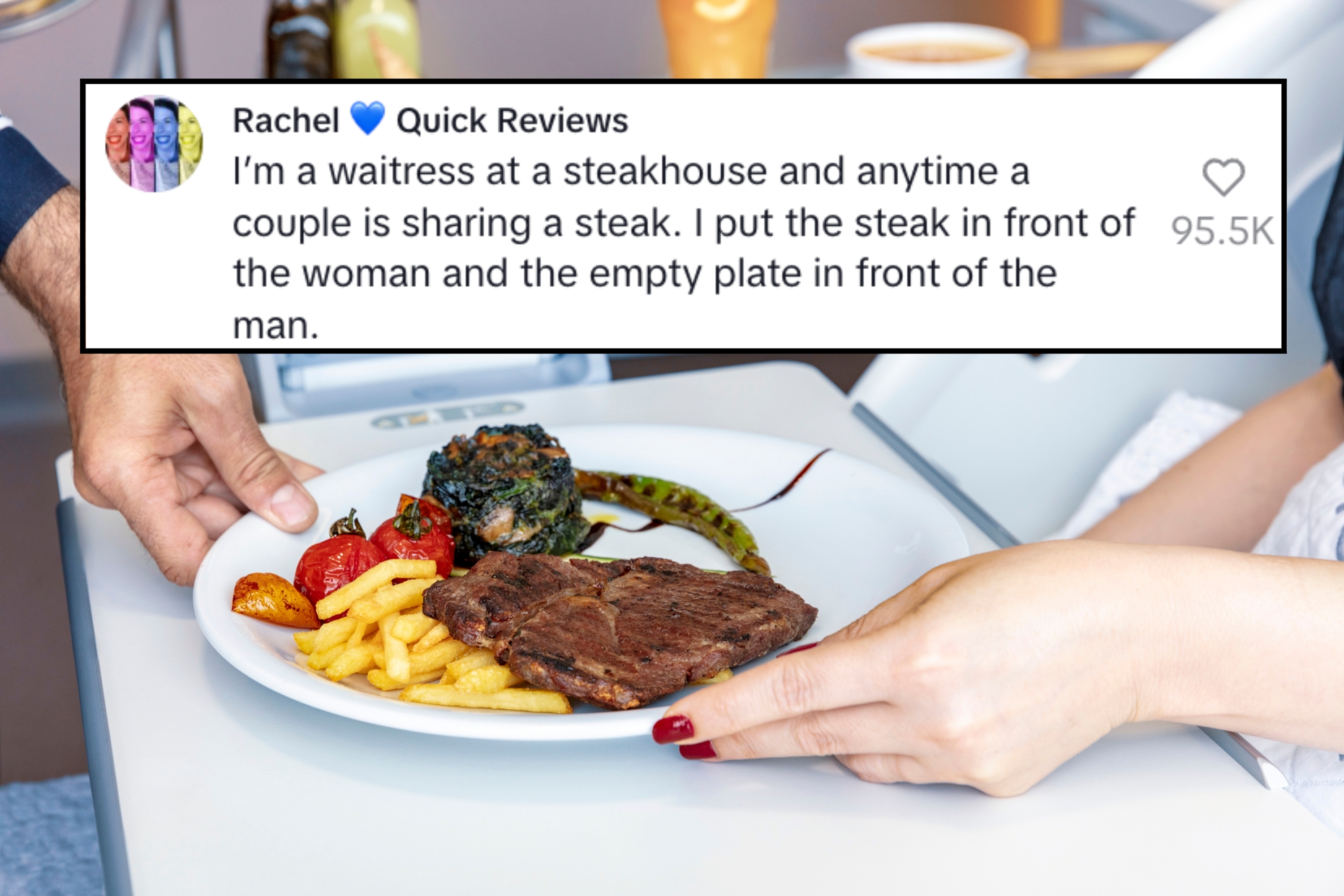 Person i en sykehusseng som mottar et måltidsbrett med biff, pommes frites, sauterte grønnsaker og en rekke frukt