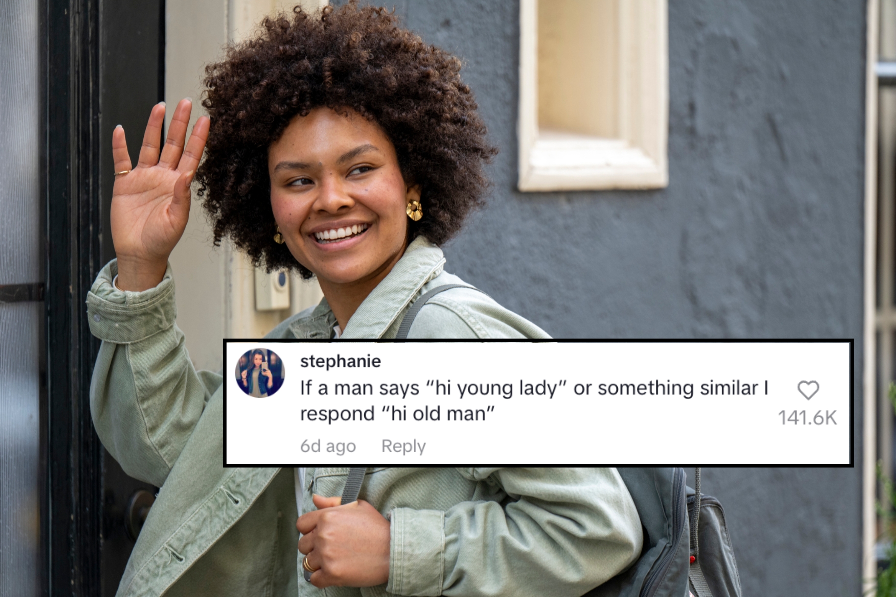 Personen smiler, vinker, har på seg en uformell jakke og ryggsekk, som står utenfor nær en dør