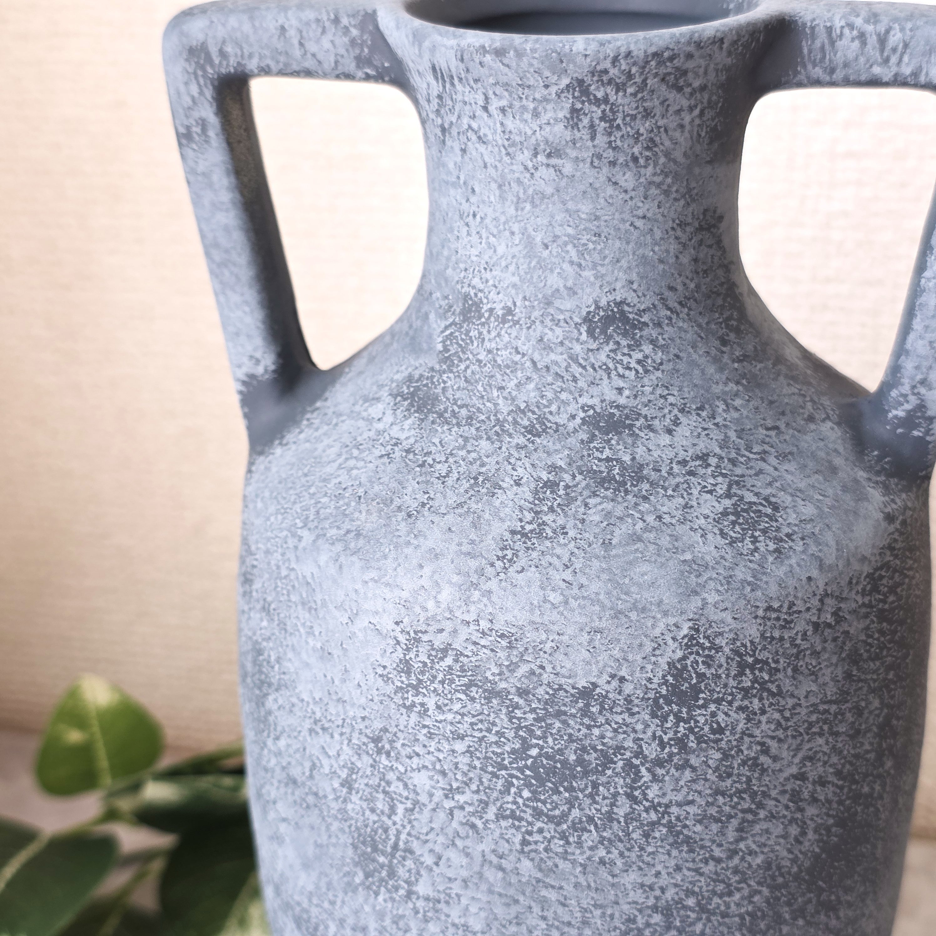 部屋が美術館みたいになった！3COINS姉妹店で見つけた「オシャレ花瓶