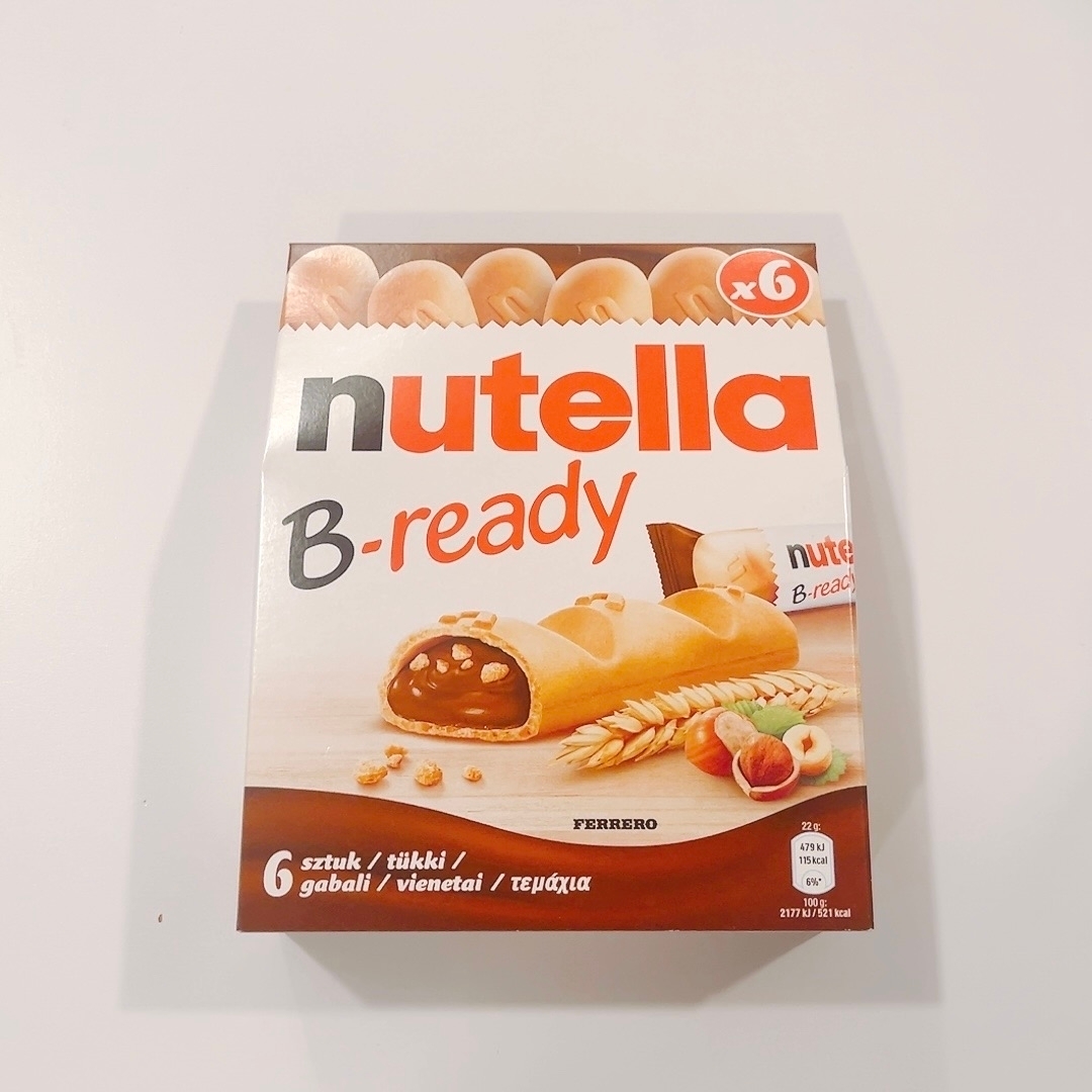Nutella B-readyの箱。6本入りで、サクサクの外側とチョコレートヘーゼルナッツクリームの中身をイメージした写真がある。