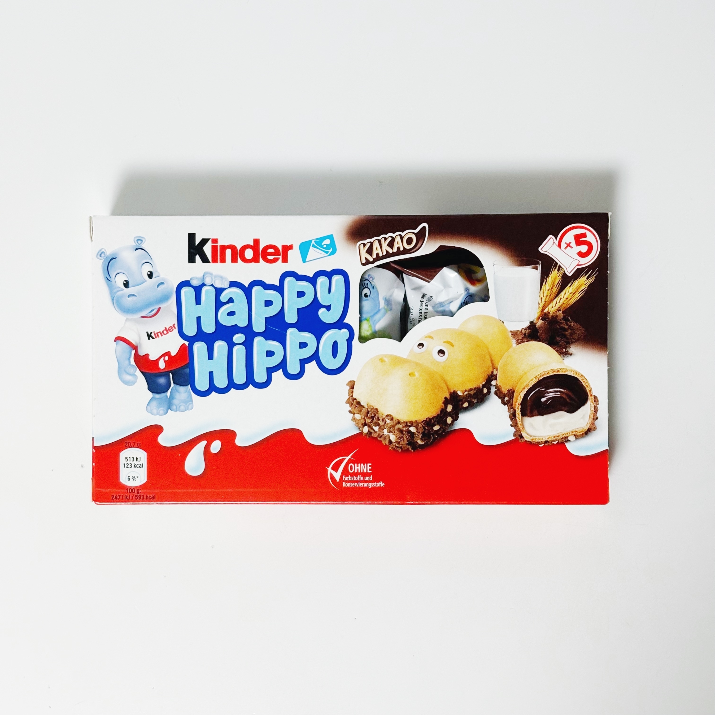 キンダー「ハッピーヒッポ」カカオ味のパッケージ。ヒッポのキャラクターと5個入りを示すイラスト付き。