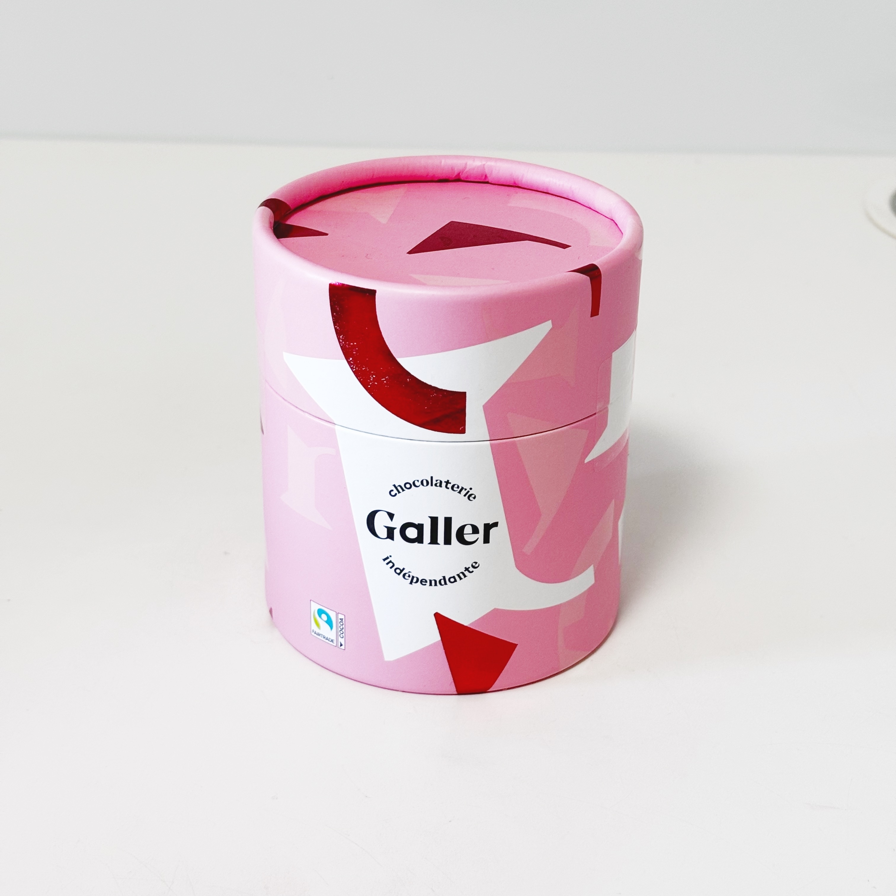 ピンク色のデザイン缶に入ったGallerブランドのチョコレートボックス。