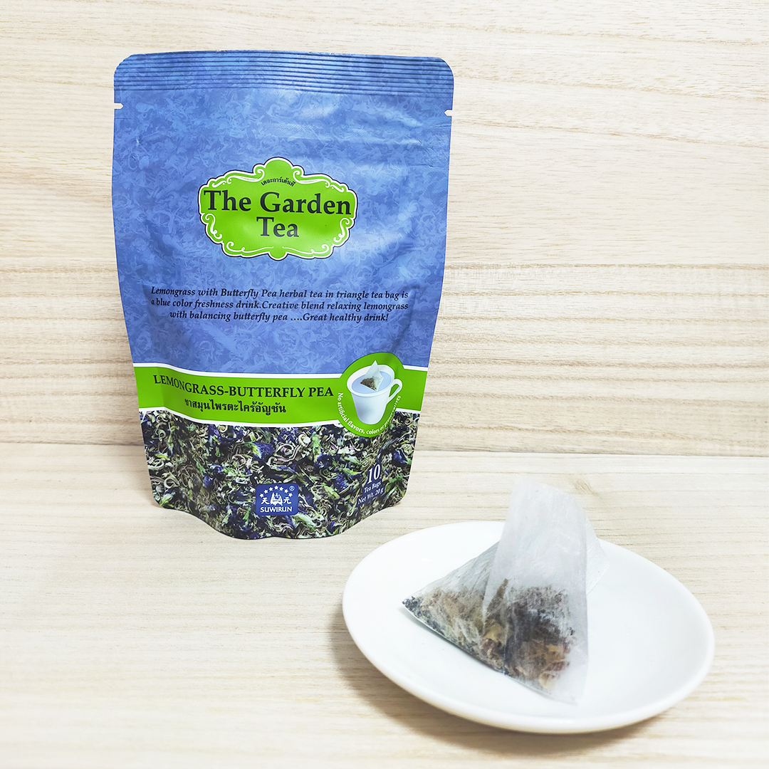 商品名「The Garden Tea」のレモングラスとバタフライピーのハーブティー、茶葉の袋とティーバッグが白い皿に置かれている。