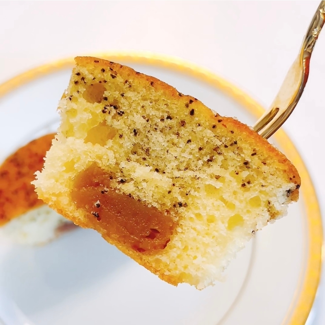 フォークに刺さったケーキの断面。中にフルーツフィリングが見えます。