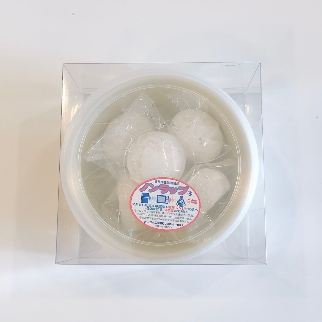 透明な箱に入ったダミー用の雪玉がいくつか入っています。