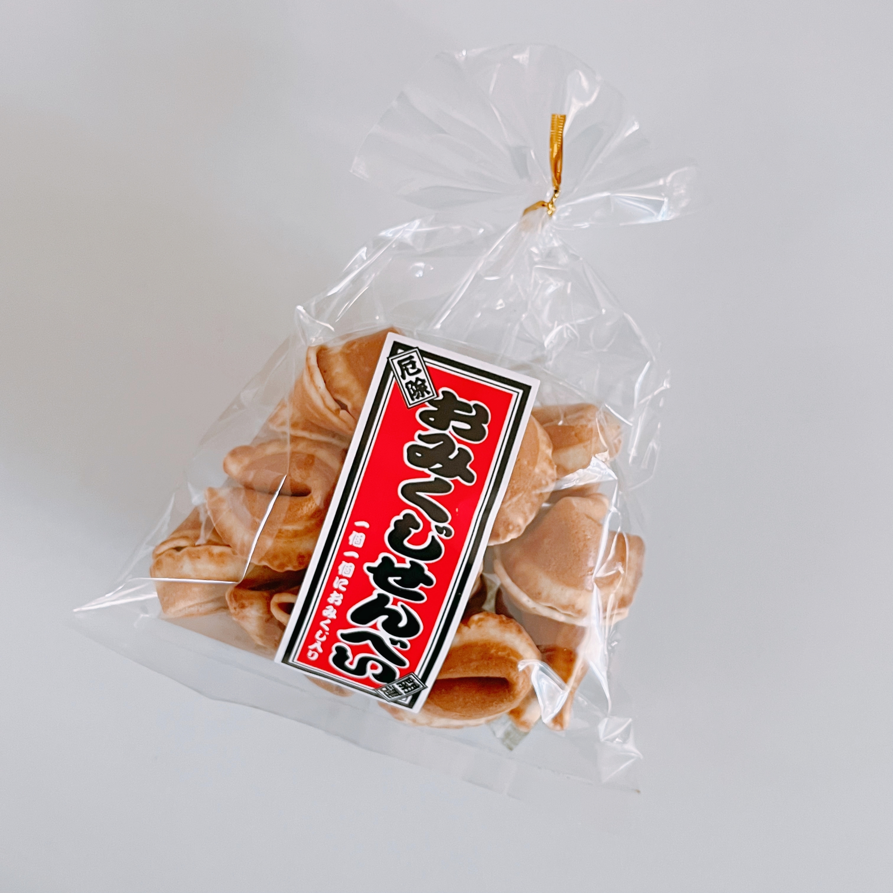 日本のせんべいが透明な袋に入って棚に並んでいる。