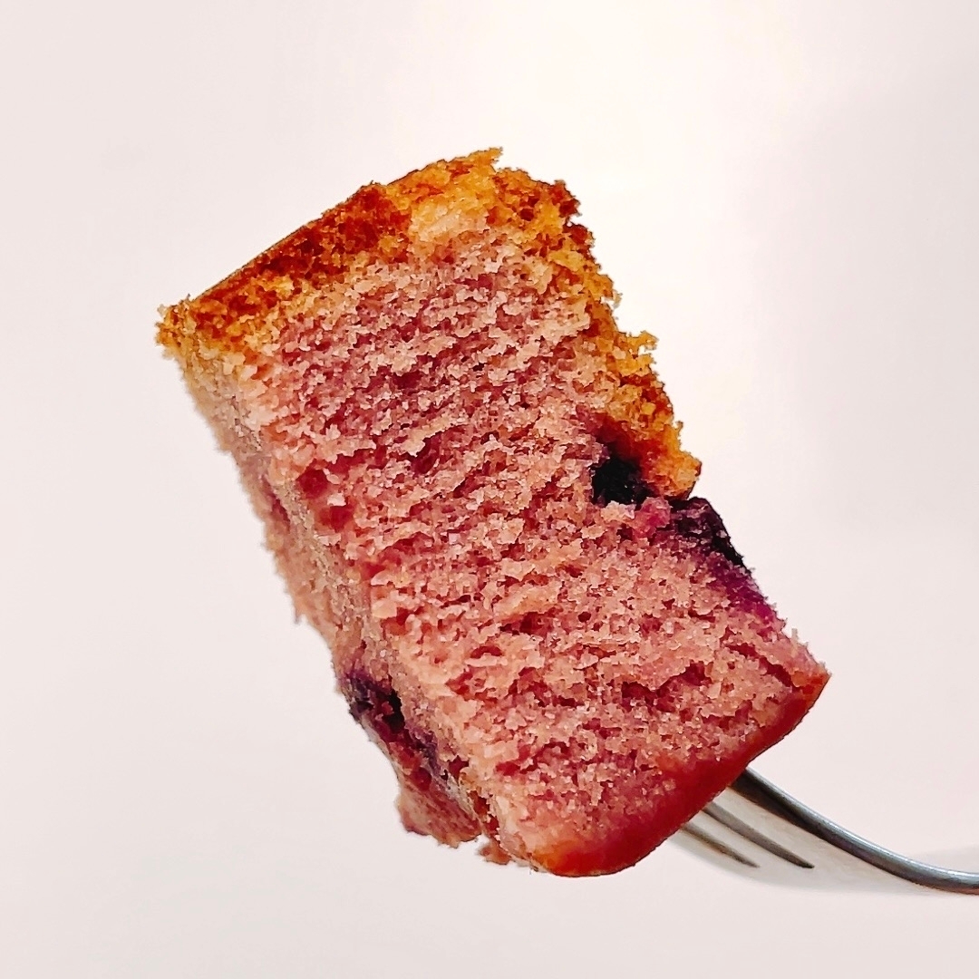 フォークに刺さったイチゴ味のケーキの一切れ。