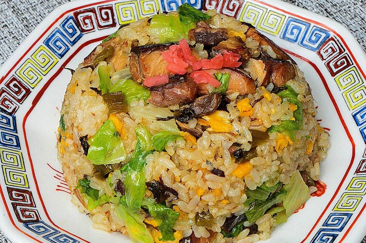 中華風柄の皿に盛られた野菜と肉の炒飯。上に紅しょうがが載っている。