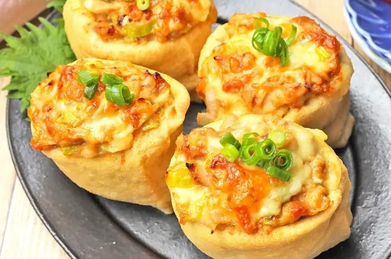お皿に盛られた4つの揚げた焼き料理。具材はトッピングにネギがのっています。和風の家庭料理の一例です。