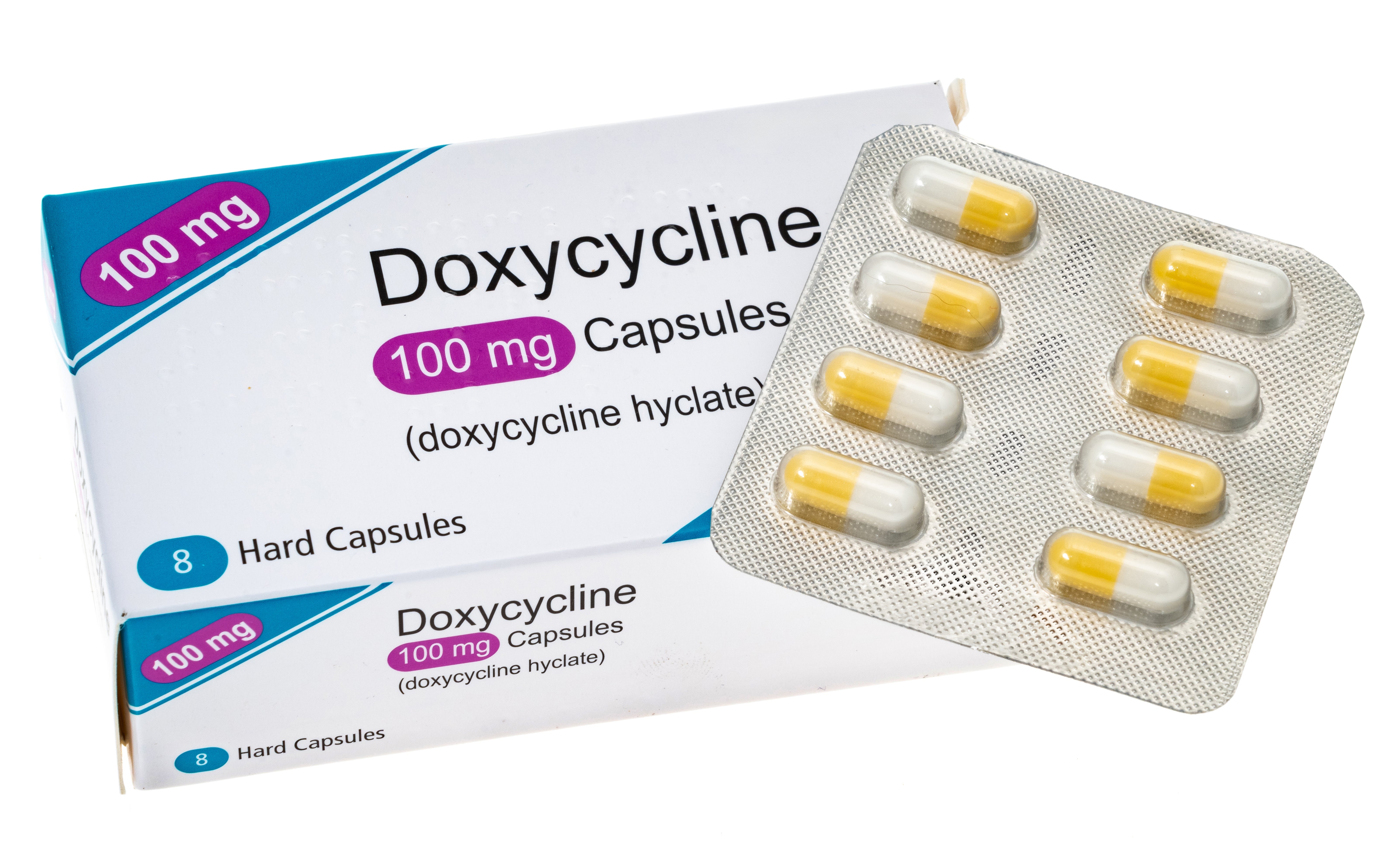 Doxycycline 100 mg kapsler i en blisterpakke, med emballasje synlig