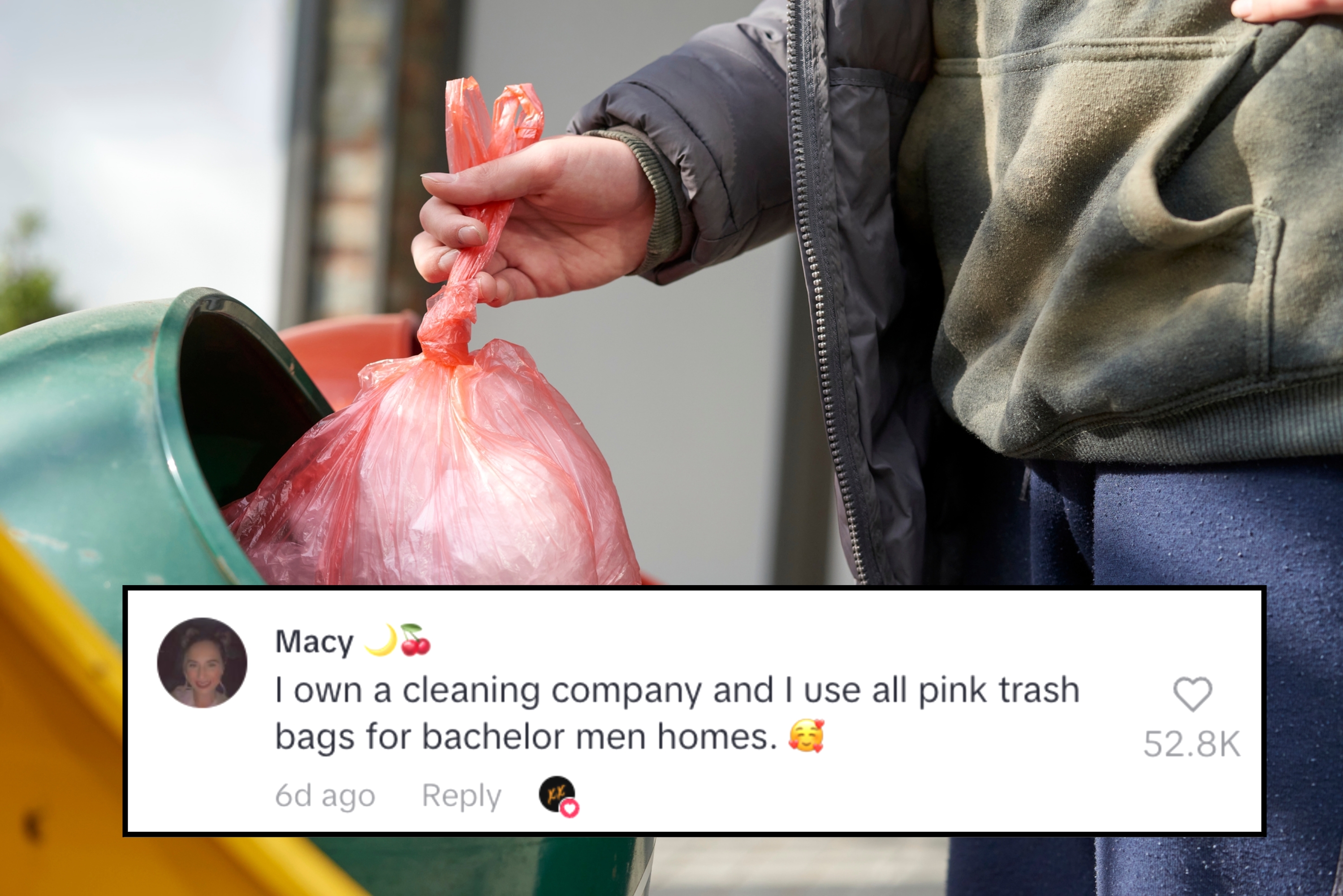 Person i uformelle klær plasserer en rosa plastpose i en grønn utendørs søppelkasse