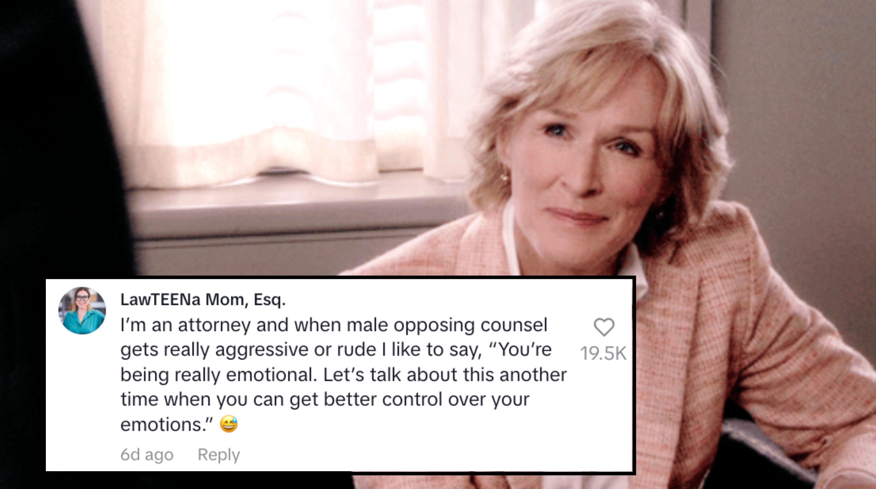 Person i en blazer sitter og smiler og virker engasjert og imøtekommende, med mykt vinduslys i bakgrunnen