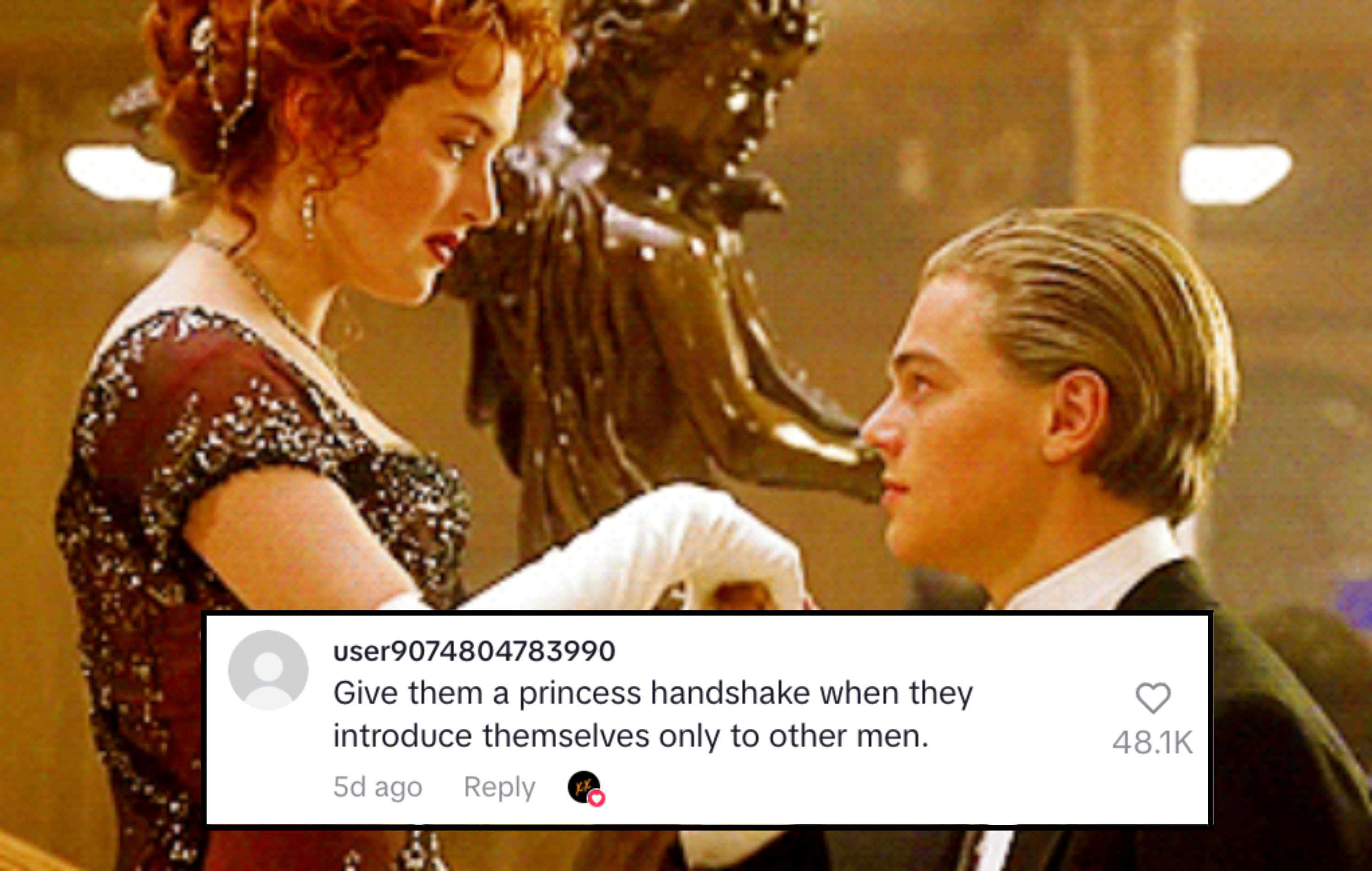 To elegant kledde individer i store omgivelser, en i en drakt som kysser den hanskede hånden til den andre iført en perlet kjole