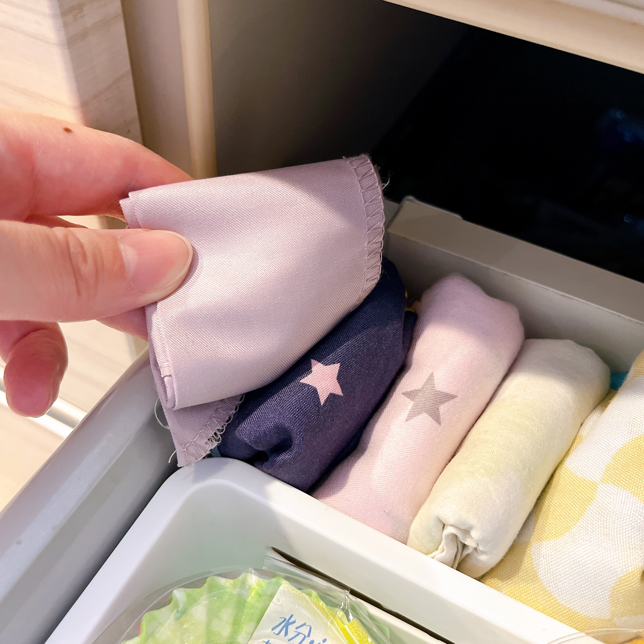 Seria(セリア)の「ポケットスカーフ 保冷剤付き」
