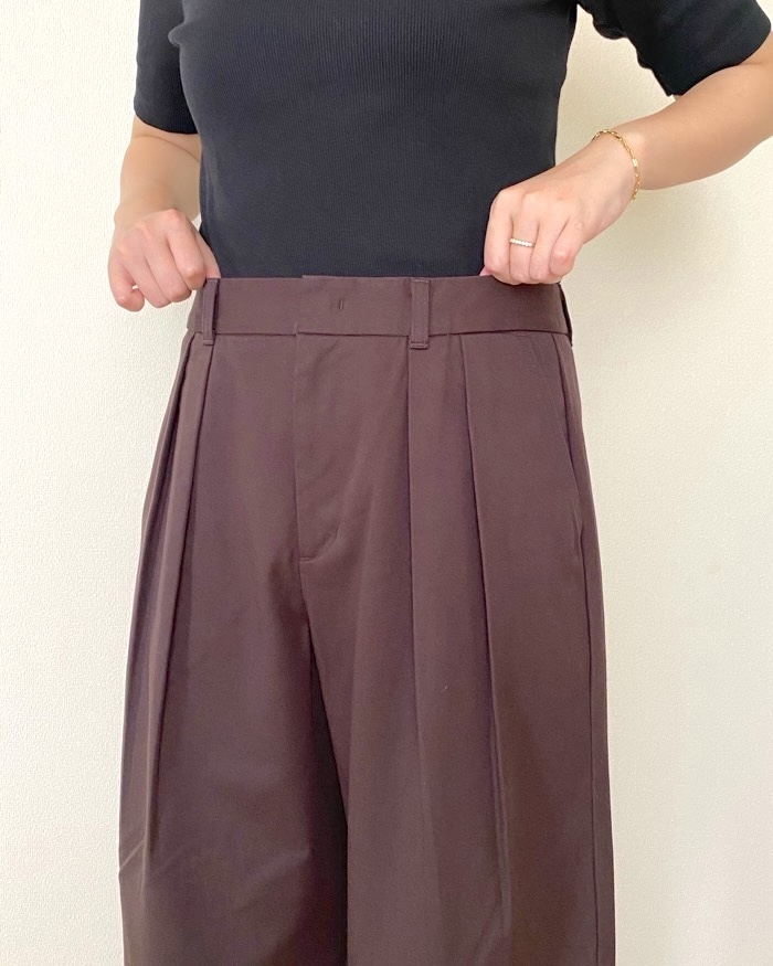 GUの「チノバレルレッグタックパンツ」