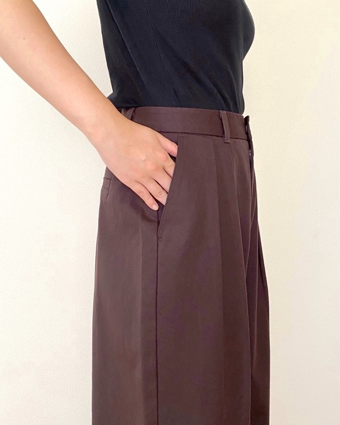 GUの「チノバレルレッグタックパンツ」