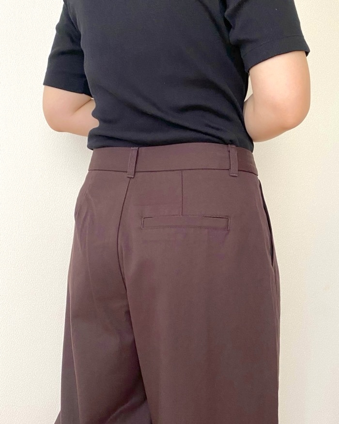GUの「チノバレルレッグタックパンツ」
