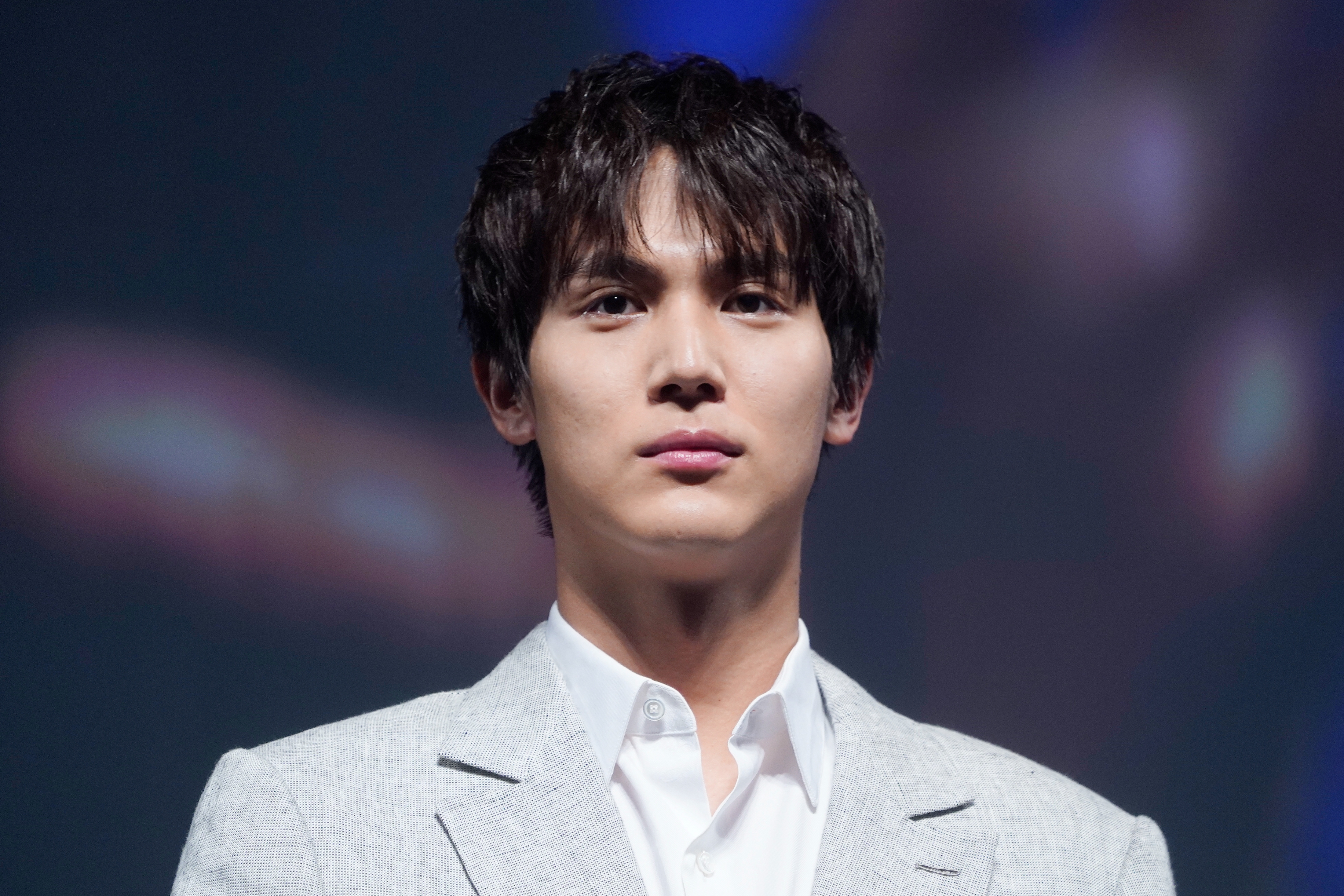 オーラがすごい」中川大志の黒スーツ姿にSNS沸く「ドキドキ」「輝いて