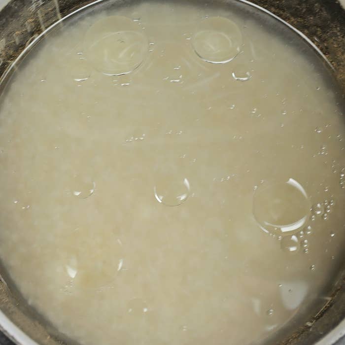 調理中の米。水と一緒に鍋で浸している様子。