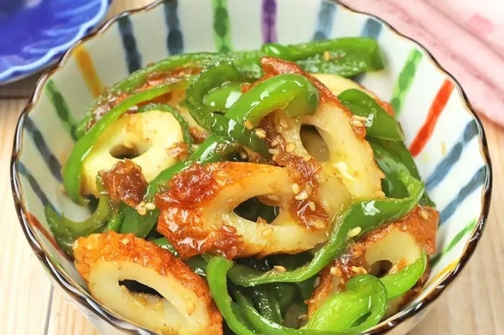 チクワとピーマンの炒め物が器に盛られています。食欲をそそる家庭料理の一例です。