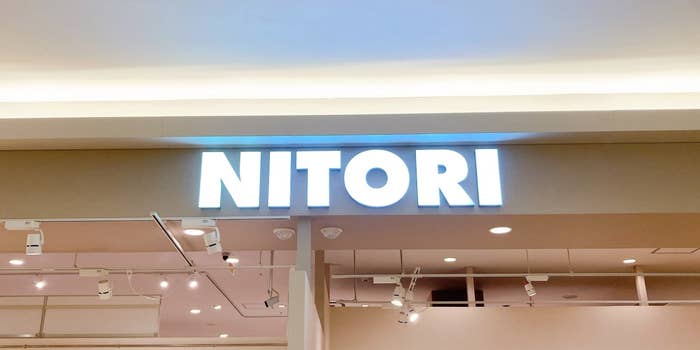 店の看板に「NITORI」と表示されています。