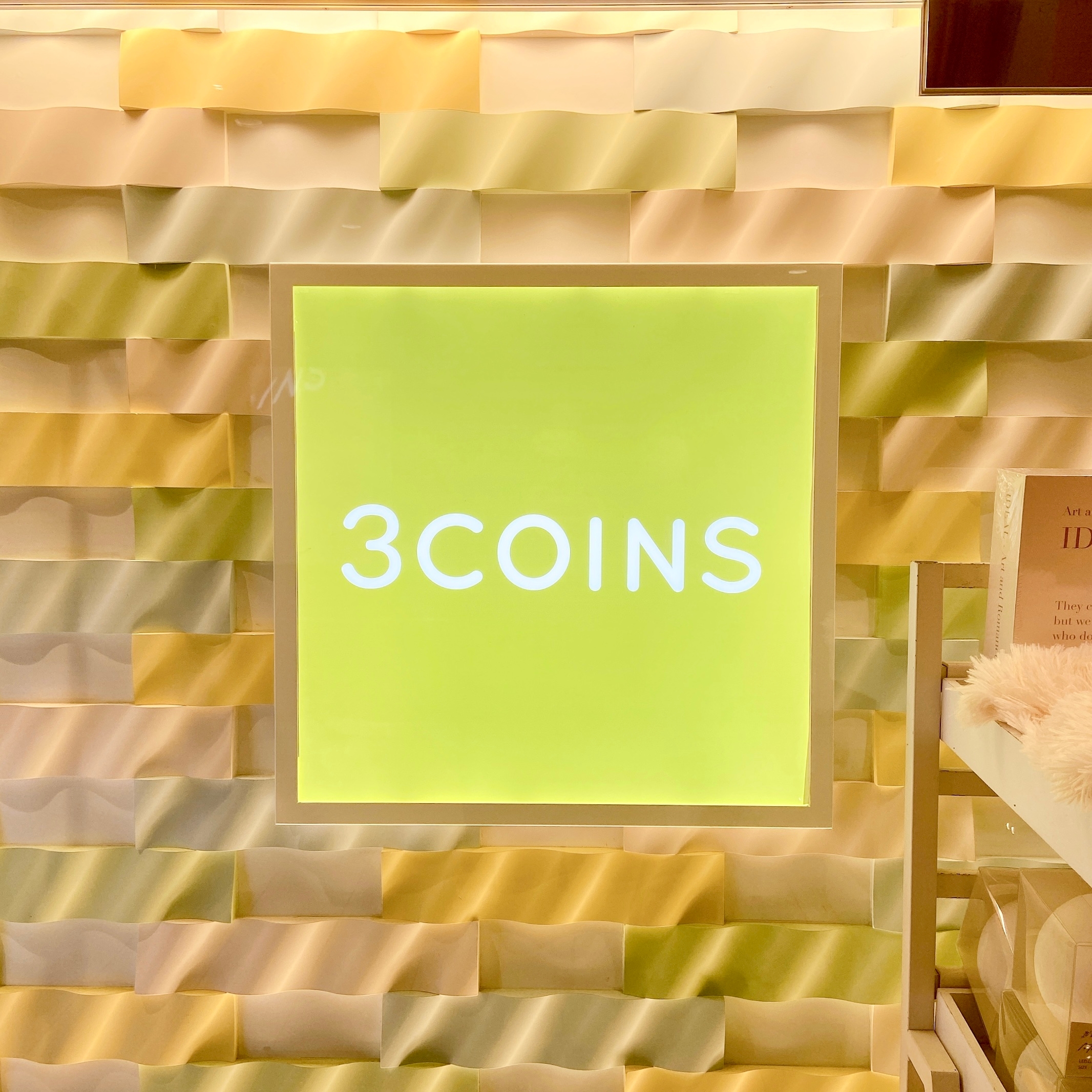 「3COINS」のロゴが明るい背景に表示されています。