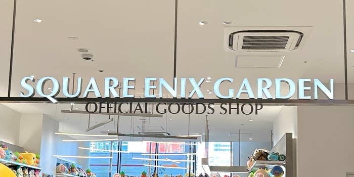 スクウェア・エニックス公式グッズショップの店頭。ぬいぐるみが多数陳列されている。